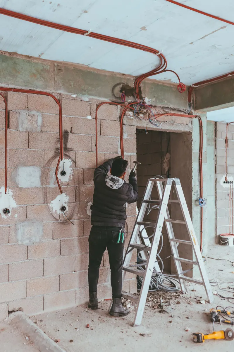 Profesional trabajando en el cableado de una vivienda