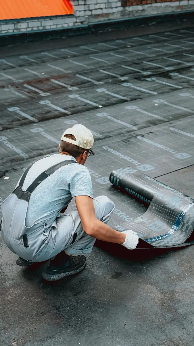 Colocación de una membrana impermeable en una cubierta