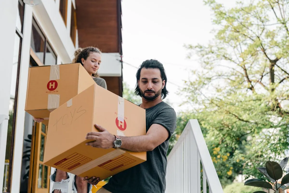 Transporte de cajas durante una mudanza