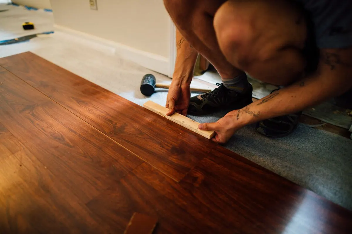 Colocación de suelo laminado de madera