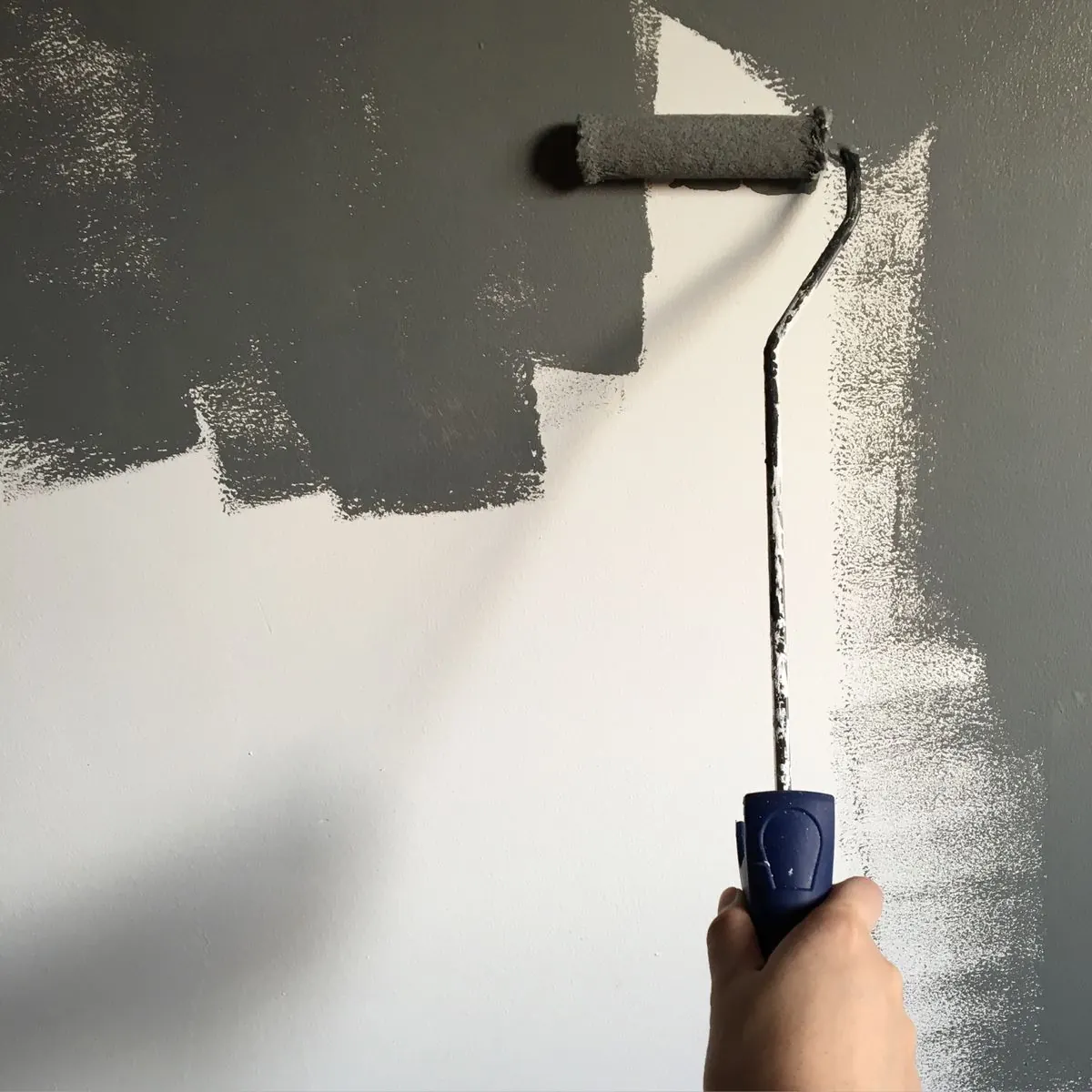 Aplicación de pintura en una pared con un rodillo